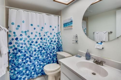 克利尔沃特Bayshore Yacht & Tennis 314的一间带卫生间、水槽和镜子的浴室