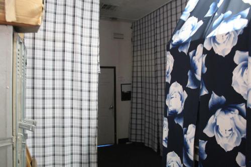 洛杉矶Artist Housing - Downtown的浴室拥有蓝色和白色的瓷砖墙