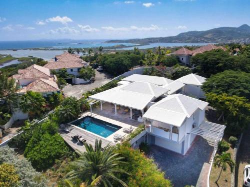 东方湾Villa la Folie Douce, luxury and serenity, Orient Bay的享有带游泳池的房屋的空中景致