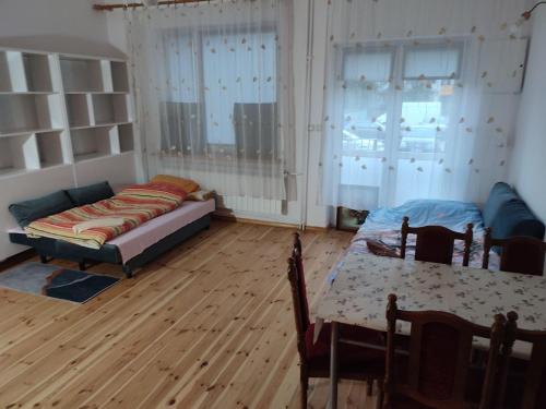 格拉耶沃Łapu Capu - Mieszkanie dla 4 osób的配有床、桌子和沙发的房间