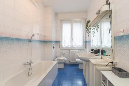 米兰[Mimmi Apartment] Zurigo 12的一间带两个水槽、一个浴缸和两个卫生间的浴室