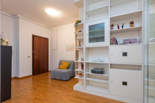 米兰[Mimmi Apartment] Zurigo 12的客厅配有白色的架子和电视
