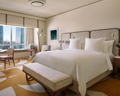 迈阿密迈阿密四季酒店的卧室设有一张白色大床和大窗户