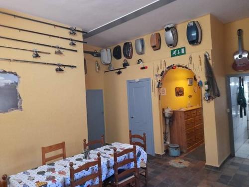 梅基嫩萨R U Ready Fishing, River Ebro的一间设有两张桌子的用餐室和一间带盘子的墙壁