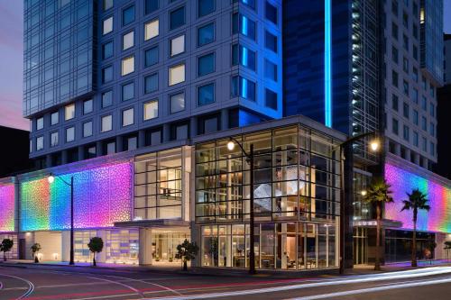 旧金山LUMA Hotel San Francisco - #1 Hottest New Hotel in the US 2023的色彩缤纷的建筑的 ⁇ 染