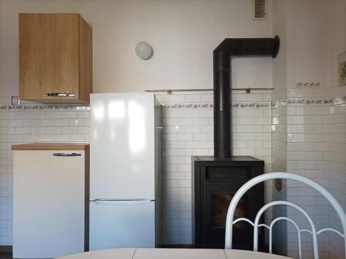 博维茨河上度假别墅的厨房配有炉灶和冰箱。