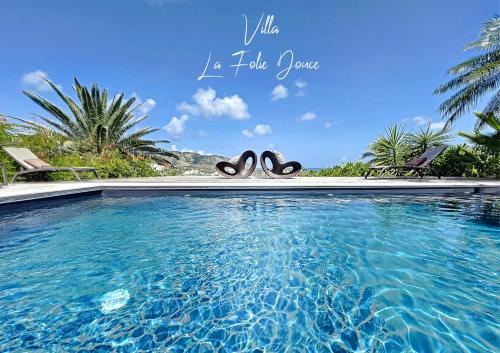 东方湾Villa la Folie Douce, luxury and serenity, Orient Bay的水中带剪刀的游泳池