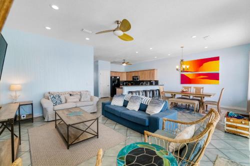 彭萨科拉海滩Turtle Ridge的客厅配有沙发和桌子