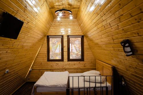 阿尔杰什河畔库尔泰亚La Maria si Ioana的小木屋内带两张床的房间