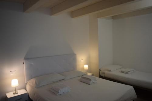 卡奥莱Villa AMARE的配有两张床铺的房间,配有两盏灯