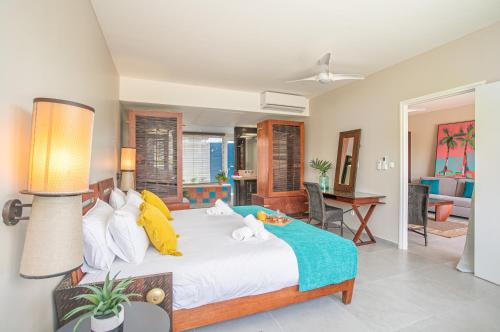 勒弗朗索瓦Villa Maorie 1 chambre avec piscine privée的一间卧室设有一张床和一间客厅。