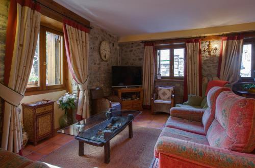 萨连特加列戈福雷公寓酒店的带沙发和咖啡桌的客厅