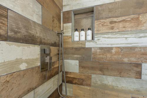 East Palo AltoMarbella Lane - Neat and Cozy Modern Home的浴室设有淋浴和2瓶洗发水