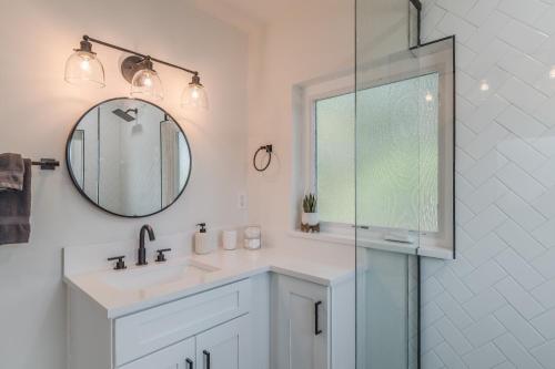 奥兰多Luxury Tiny Home 2 Miles from Downtown Orlando的白色的浴室设有水槽和镜子