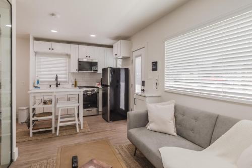 奥兰多Luxury Tiny Home 2 Miles from Downtown Orlando的带沙发的客厅和厨房