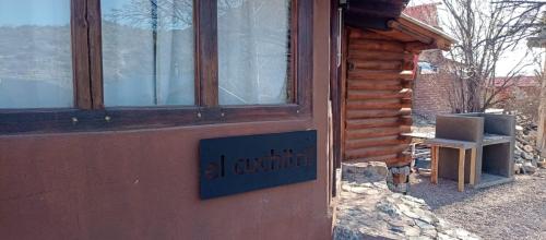 波特雷里约斯WAIKIRI的通往小屋的门,上面有标志