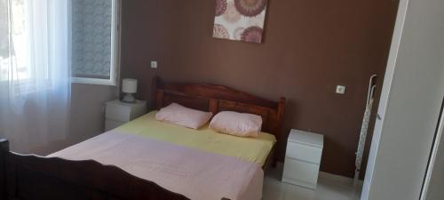 蒂瓦特Pakovo Apartments Andrija的一间卧室配有一张带两个粉红色枕头的床