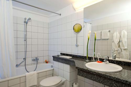 贝河畔的海尔斯伯格海德堡海尔斯伯格NH酒店的浴室配有卫生间、盥洗盆和浴缸。