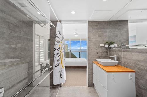 黄金海岸拜伦内公寓的浴室配有盥洗盆、卫生间和浴缸。
