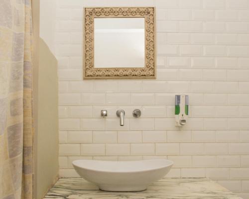 布宜诺斯艾利斯远航雷科莱塔旅舍的白色的浴室设有水槽和镜子