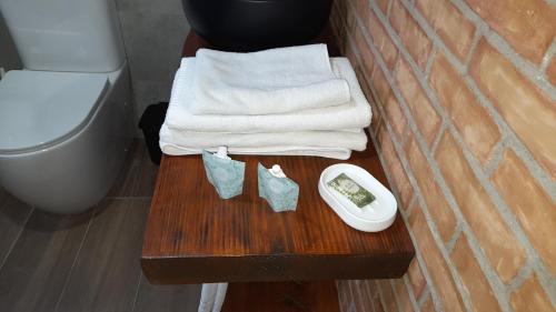 瓦伦西亚Valencia Canyamelar Beach Apartments的一张带毛巾的木桌和一间浴室内的卫生间