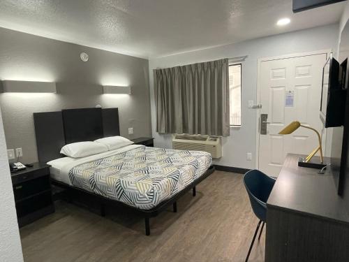 丹顿Motel 6 Denton, TX - UNT的酒店客房设有床和窗户。