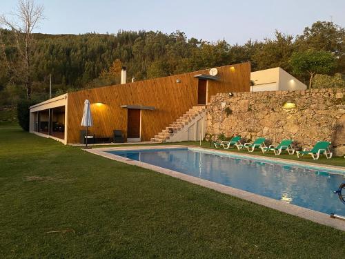 特拉什杜博鲁Quinta Gerês的一座房子,设有游泳池,毗邻石墙