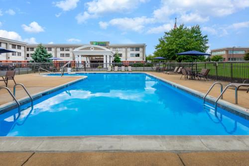 本赛霖姆费城东北-本萨勒智选假日酒店的游泳池,带椅子和遮阳伞