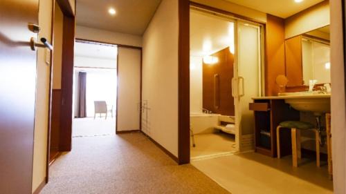 南伊豆町Kyukamura Minami-Izu的一间带水槽和镜子的浴室