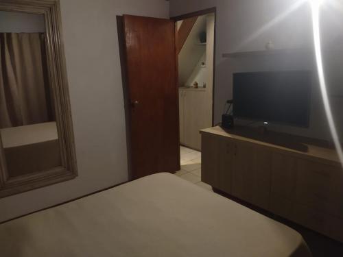 格塞尔镇Maria的一间卧室配有一张床和一台平面电视