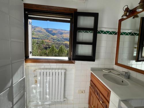 埃里斯特Mirador del Valle Bed & Breakfast的浴室设有窗户、水槽和散热器