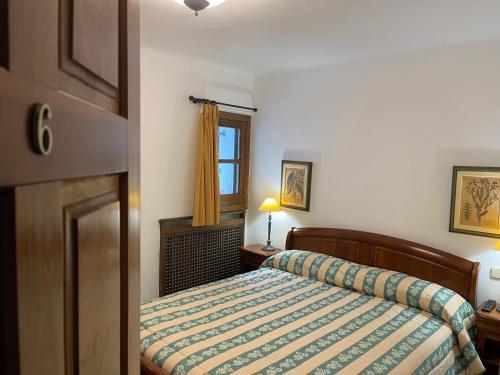 埃里斯特Mirador del Valle Bed & Breakfast的酒店客房设有床和窗户。