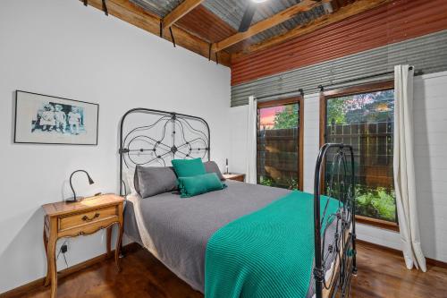 希尔斯维尔Sunset Cottage - Yarra Valley的一间卧室设有一张床和一个窗口