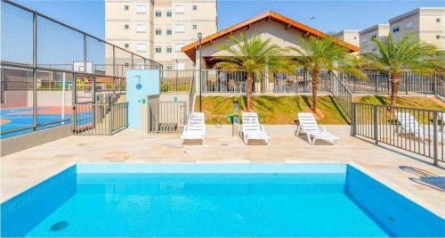 隆德里纳SOLAR DI LUCCA Lindo Apartamento com piscina的一座游泳池旁设有两把躺椅