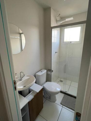 隆德里纳SOLAR DI LUCCA Lindo Apartamento com piscina的浴室配有卫生间、盥洗盆和淋浴。