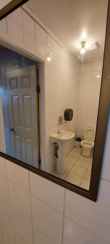 塔尔卡Residencial Don Santiago的浴室设有卫生间和镜子