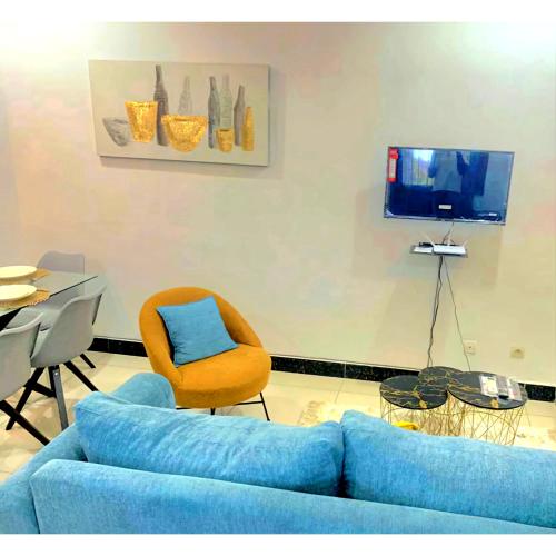 利伯维尔Suite Grace的客厅配有蓝色的沙发和椅子