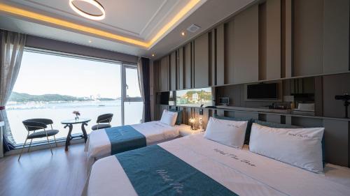 丽水市唯一酒店的酒店客房设有两张床和大窗户。
