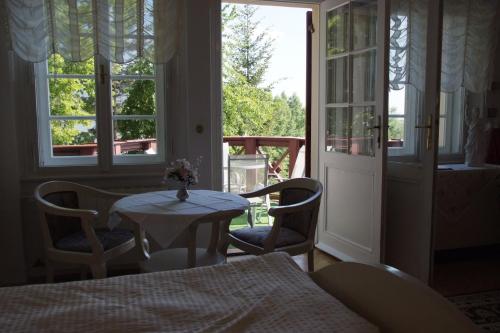 玛丽亚温泉乔治公寓的客房设有桌椅和窗户。