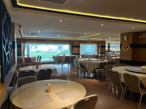 台东台东峇里商旅酒店的一间配有桌椅的用餐室和无意中使用的