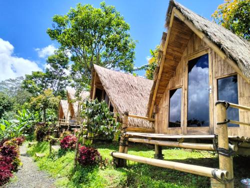 GitgitWanagiri Campsite的茅草屋顶的木屋