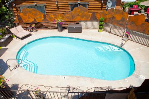 卡纳布大峡谷精品酒店 - 峡谷集团的院子里的大型游泳池周围设有椅子