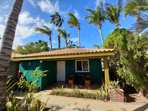 洛雷托Coco Cabanas Loreto的棕榈树的绿色房子