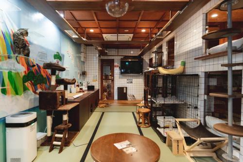 大阪Cat Spa & Cat Ryokan by Neco Republic Osaka的配有桌椅和电视的客房