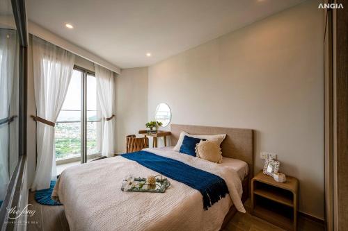 头顿BIG SALE 33percent The Song An Gia Vung Tau - Luxury 2Beds Apartment的一间卧室设有一张大床和一个窗户。