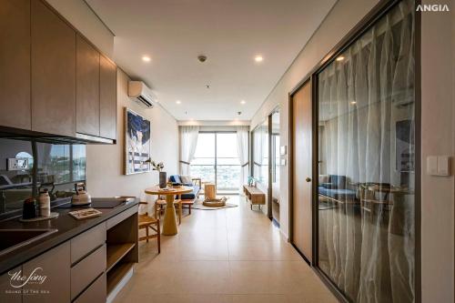 头顿BIG SALE 33percent The Song An Gia Vung Tau - Luxury 2Beds Apartment的厨房设有长长的走廊和客厅