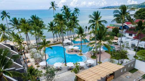 拉迈Outrigger Koh Samui Beach Resort - SHA Extra Plus的享有游泳池和海滩的空中景致。