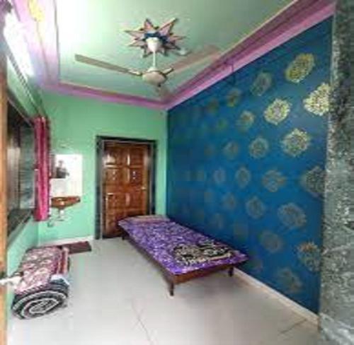 索尼帕特Shanti Guest House, Sonipat的一间设有紫色床和天花板的客房