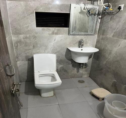 索尼帕特Shanti Guest House, Sonipat的一间带卫生间和水槽的浴室