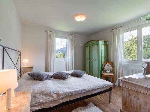布里克森谷地霍普夫加尔滕Vintage Loft的一间卧室配有一张带两个枕头的床